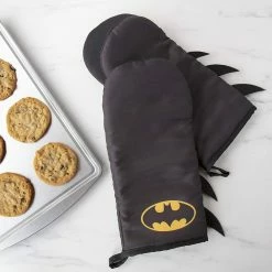 ShopHippo DC BATMAN Oven Mitt Set With Bat Symbol Design - Heat Resistant - 100% Cotton - Pair